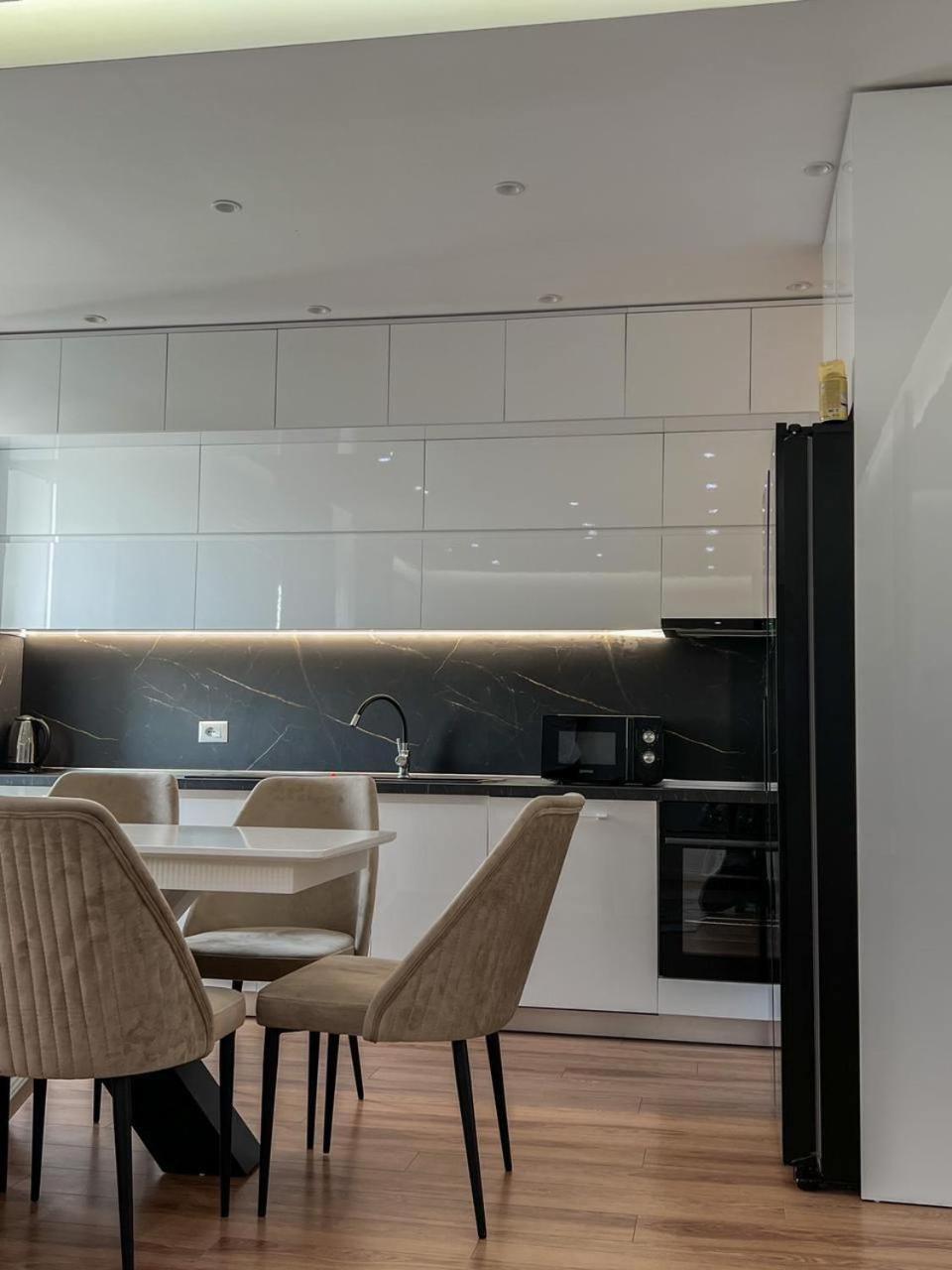 Lux Apartment At Arlis Tirana Exteriör bild