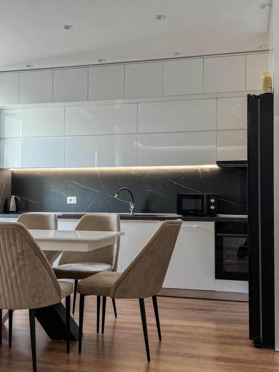 Lux Apartment At Arlis Tirana Exteriör bild