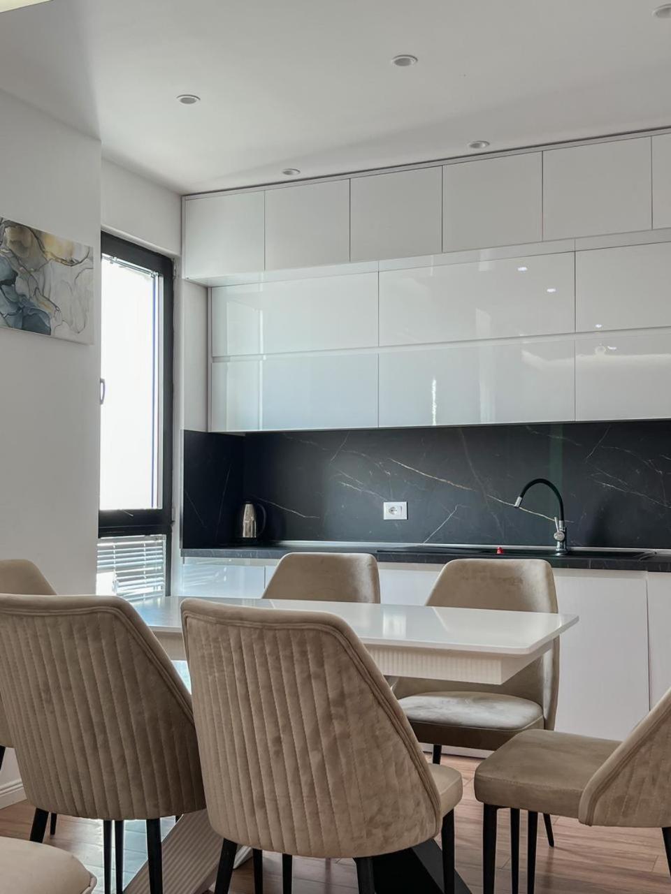 Lux Apartment At Arlis Tirana Exteriör bild