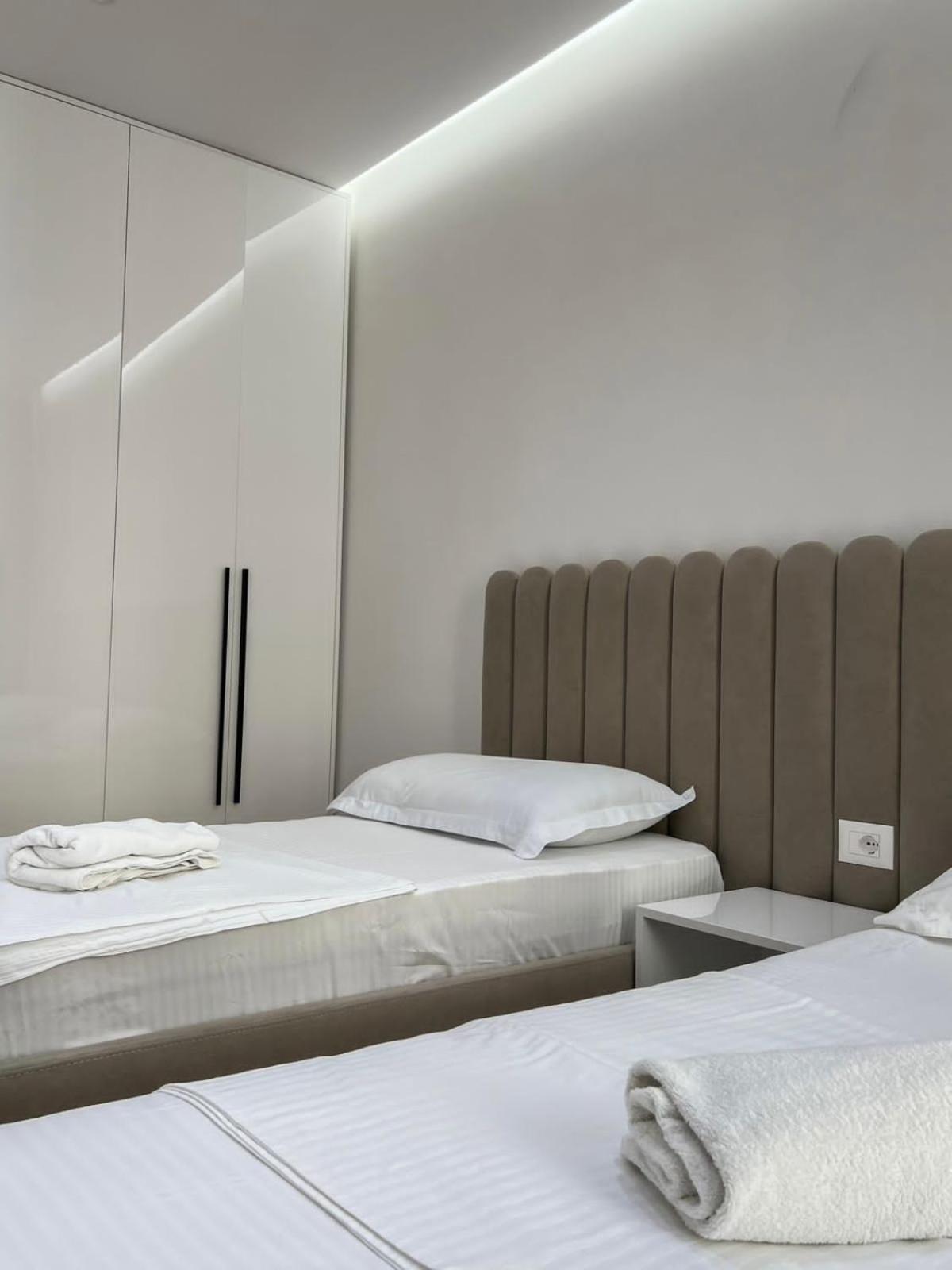 Lux Apartment At Arlis Tirana Exteriör bild