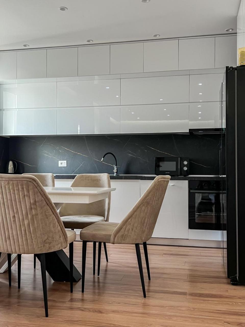 Lux Apartment At Arlis Tirana Exteriör bild